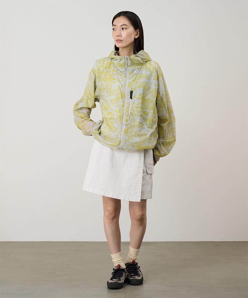 Model wearing a Gramicci G-Skort in the color shell white and a yellow patterned jacket on a light-tone background.